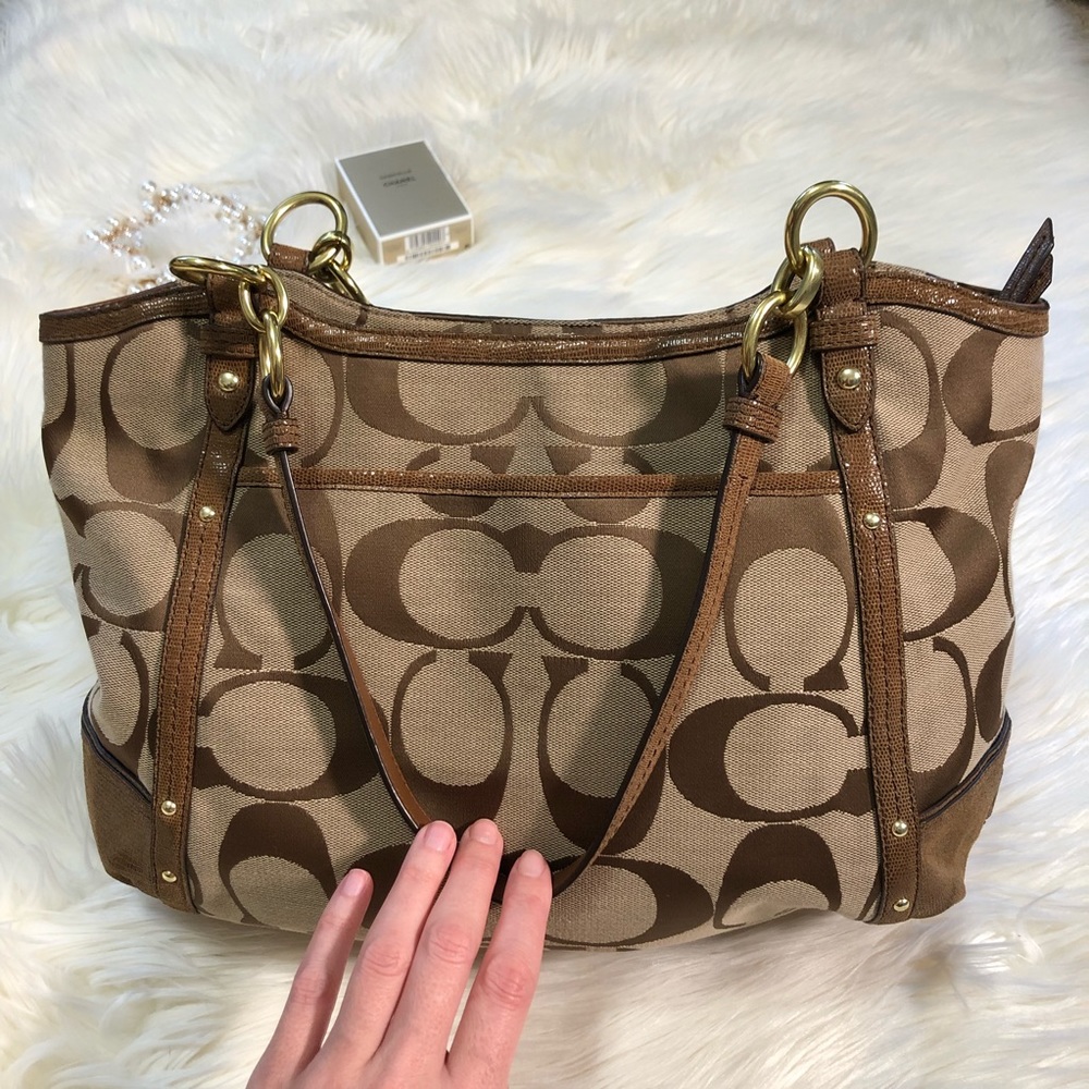Large Coach Signature Logo Handbag With Gold Hardware - Picture 3 of 16